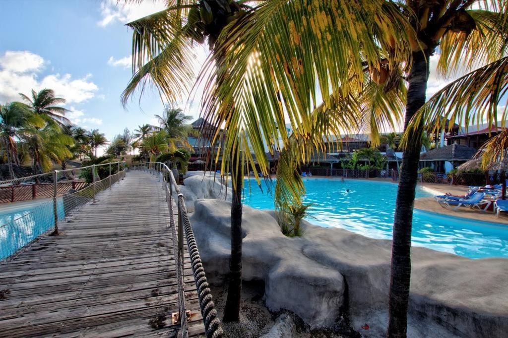 Tres Bel Appartement Avec Vue Mer, Acces Direct A La Plage Et Piscine Surveillee Saint-Francois  Exterior foto